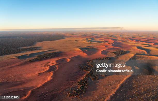 luchtfoto van de australische outback - noordelijk territorium australië stockfoto's en -beelden