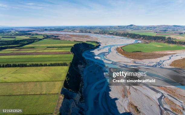 vista elevada del río waimakariri, nueva zelanda - christchurch fotografías e imágenes de stock