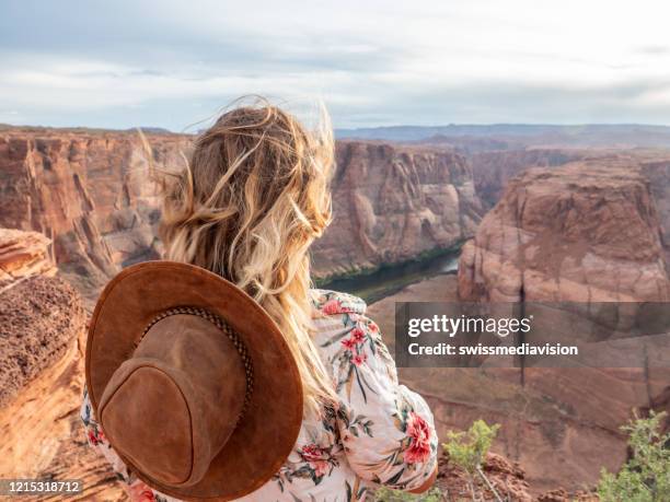giovane donna che contempla la curva a ferro di cavallo in arizona, usa - page foto e immagini stock