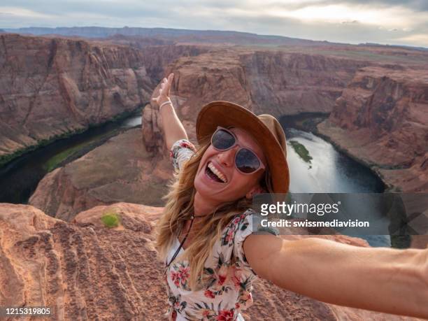 jovem tirando selfie na curva ferradura no arizona, eua - grand canyon - fotografias e filmes do acervo