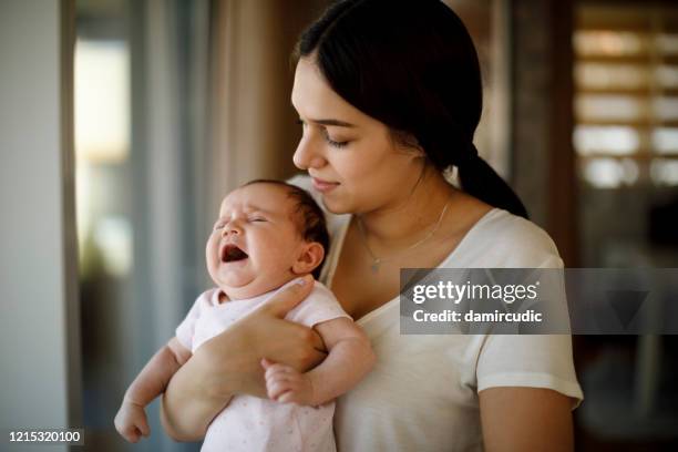 neugeborenes baby weint in den händen der mutter - babys crying stock-fotos und bilder