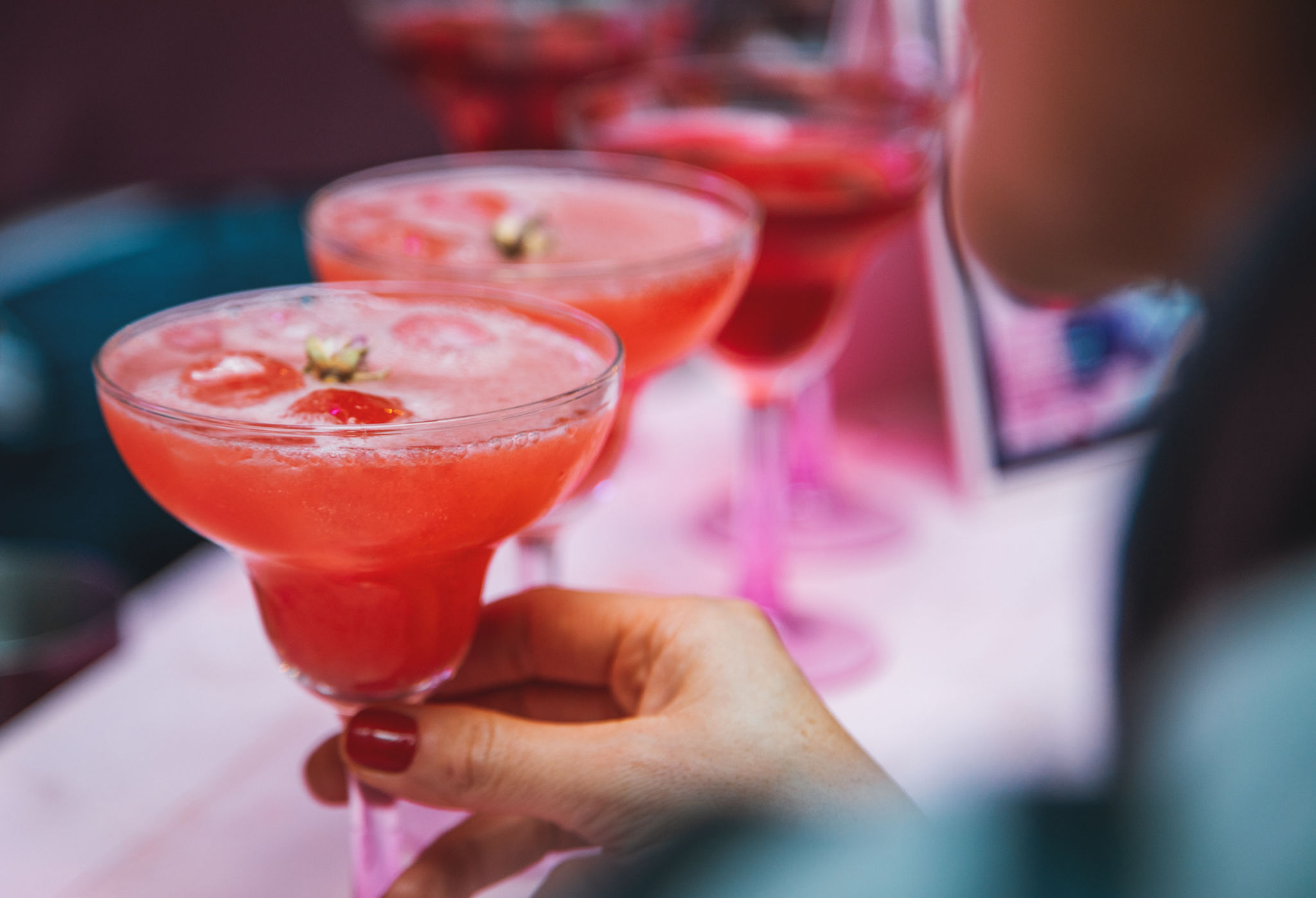 Cóctel rosa fresco con fresa en copa de beber Cóctel rosa fresco con fresa en copa de beber