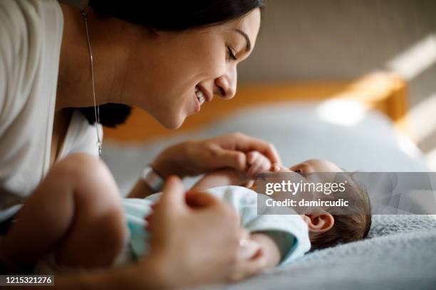 feliz madre jugando con su bebé - baby skin fotografías e imágenes de stock