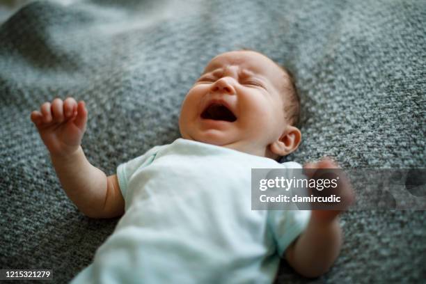 生まれたばかりの赤ちゃんの女の子頭 - shouting ストックフォトと画像