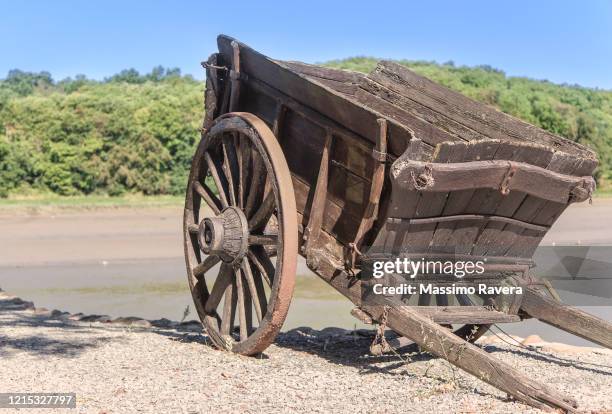 ye old abandoned wagon - horse cart ストックフォトと画像