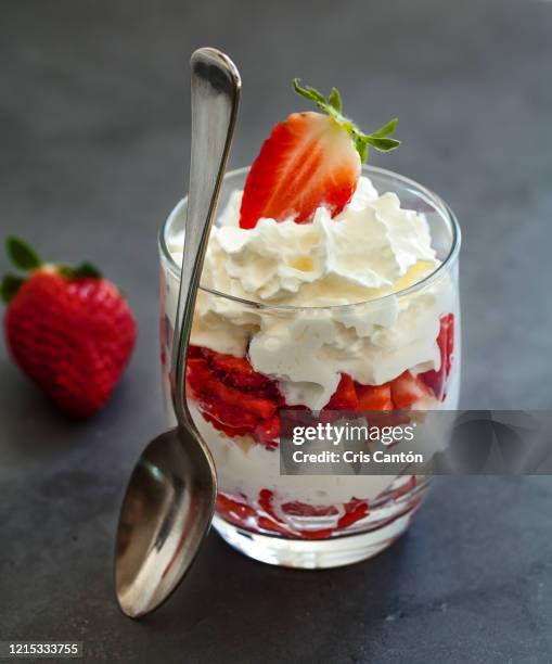 strawberries and cream - strawberries and cream stockfoto's en -beelden