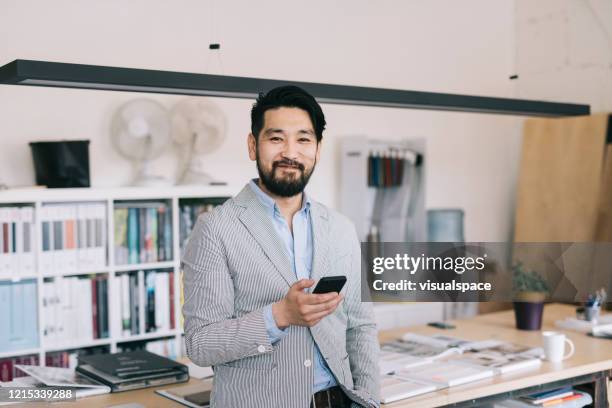 ritratto in ufficio - asian businessman happy foto e immagini stock
