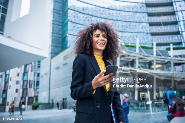 beautiful young business woman - business travel stock pictures, royalty-free photos & images