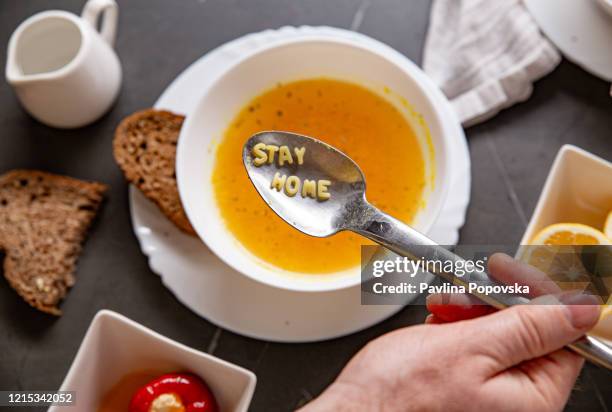 restez à la maison, restez en sécurité - pâtes alphabet photos et images de collection