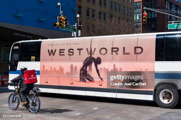 chowbus voedsel levering in new york city tijdens coronavirus pandemie - bus advertising stockfoto's en -beelden