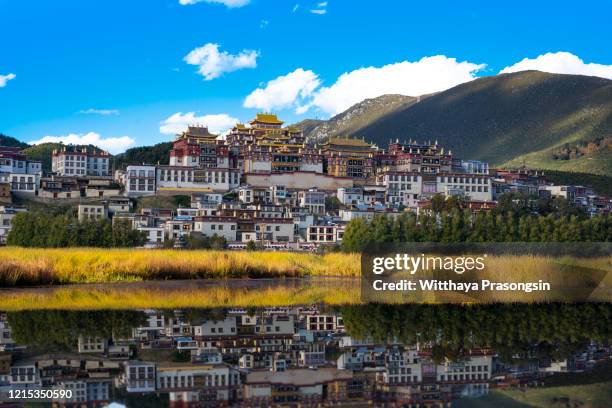 songzanlin temple also known as the ganden sumtseling monastery, is a tibetan buddhist monastery in zhongdian city( shangri-la), yunnan province china and is closely potala palace in lhasa - songzanlin monastery fotografías e imágenes de stock