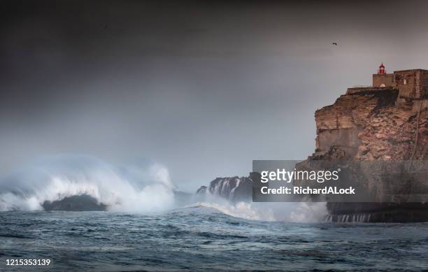 la ola más grande del mundo, nazare, portugal - vista marina fotografías e imágenes de stock