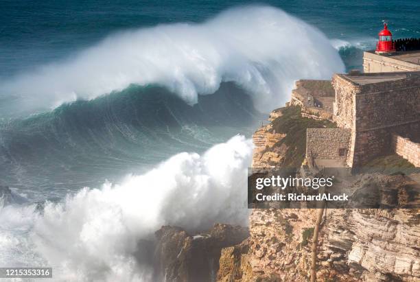 biggest wave in the world, nazare, portugal - maremoto imagens e fotografias de stock