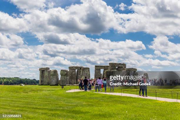 large crowds visiting stonehenge on bright summer day - stonehenge stockfoto's en -beelden