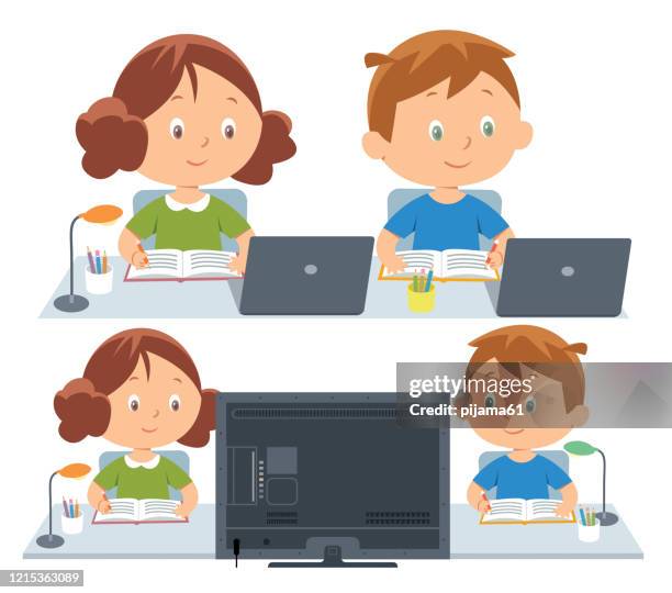 kinder, die eine online-schulklasse besuchen - schulklasse stock-grafiken, -clipart, -cartoons und -symbole