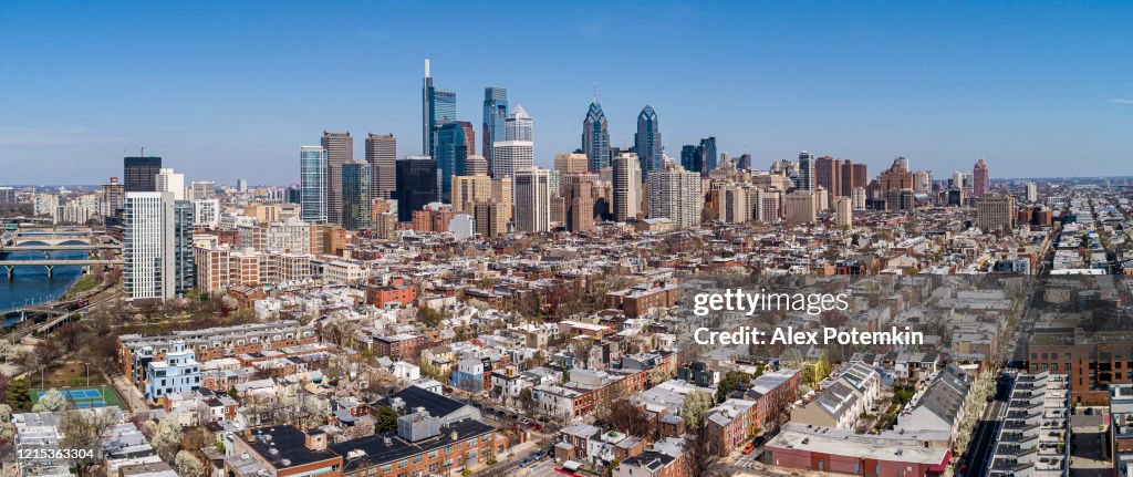 Vista aérea panorámica sobre el centro de Filadelfia sobre el distrito residencial en un día soleado.