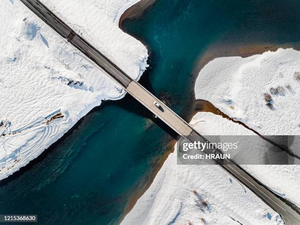 vista aérea de un puente que conecta dos carreteras sobre un río - bridging the gap fotografías e imágenes de stock