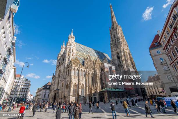 people walking in a pedestrian street next to st. stephen´s cathedral at downtown vienna, austria. - st stephens cathedral vienna imagens e fotografias de stock