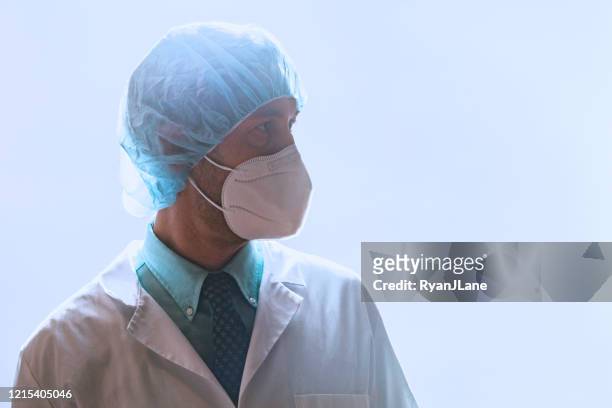 zorgverlener die masker draagt terwijl het werken de verschuiving van het ziekenhuis - n95 ademhalingsmasker stockfoto's en -beelden