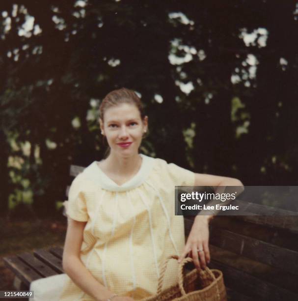 pregnant woman on park bench - retro portrait frau mother stock-fotos und bilder