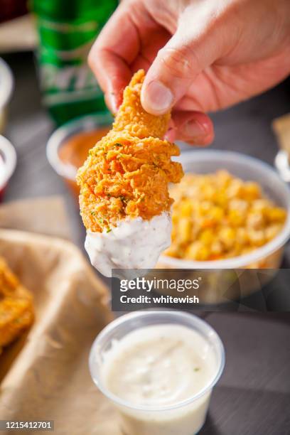 gebratenes huhn und tauchsauce - chicken nuggets stock-fotos und bilder