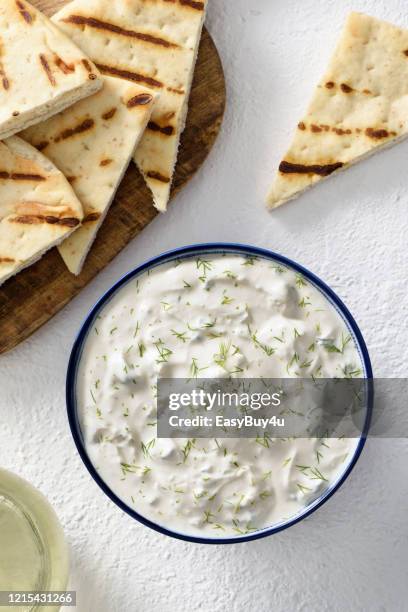 trempette tzatziki et croustilles de pain pita - tzatziki photos et images de collection