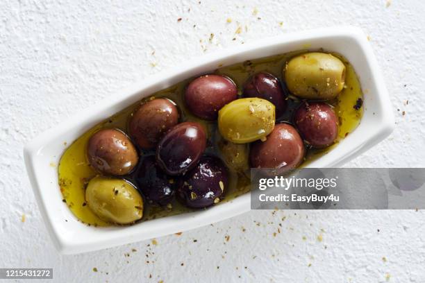 aceitunas verdes y negras - aceituna negra fotografías e imágenes de stock