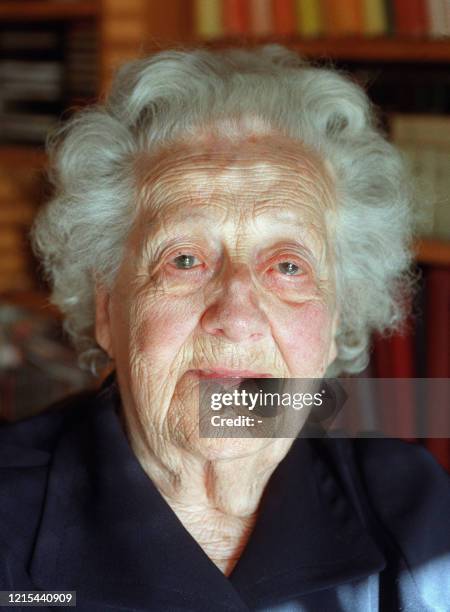 L'écrivain, ethnographe et ancienne résistante Germaine Tillion pose pour le photographe devant sa bibliothèque, le 22 novembre 2000 à son domicile...