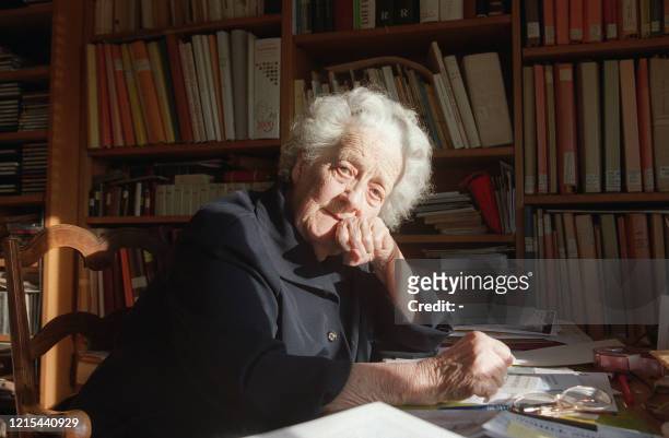 L'écrivain, ethnographe et ancienne résistante Germaine Tillion pose pour le photographe devant sa bibliothèque, le 22 novembre 2000 à son domicile...