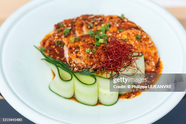 lianbanbairou - white meat with sauce starter dish - szechuan cuisine stockfoto's en -beelden