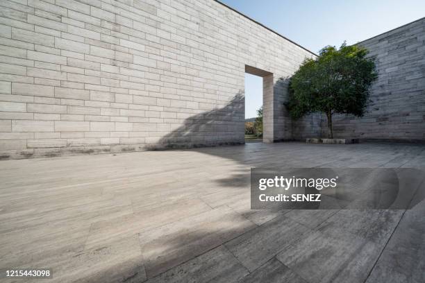 empty studio background - fortified wall 個照片及圖片檔