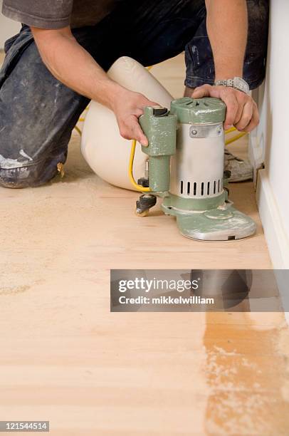hombre con una máquina restaura el piso de madera dura - pulidora fotografías e imágenes de stock