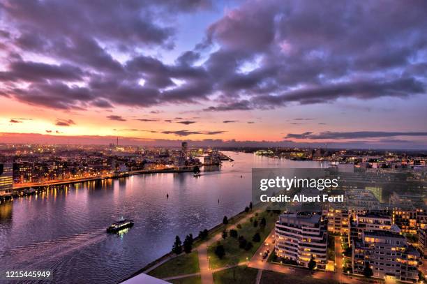 sonnenuntergang über amsterdam - amsterdam dusk evening foto e immagini stock