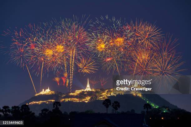 a beautiful fireworks display for celebrations phra nakhon khiri.phetchaburi - red hot summer party foto e immagini stock
