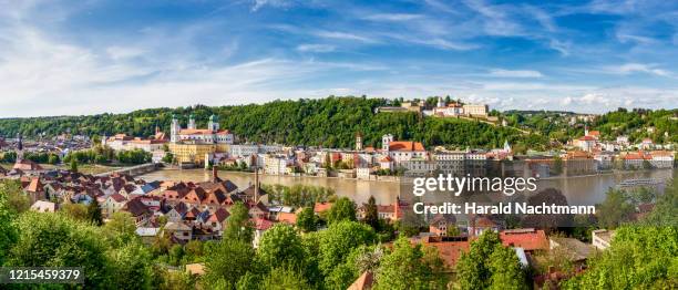 old town with st. stephens cathedral and veste oberhaus on the inn river, passau, bavaria, germany - inn stockfoto's en -beelden