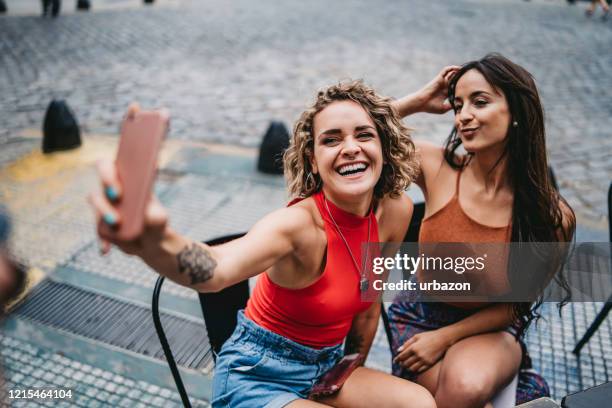zwei junge frauen machen selfie im freien - palermo buenos aires stock-fotos und bilder