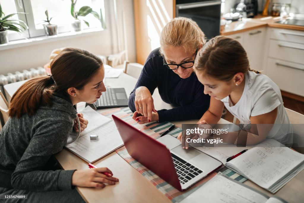 家庭教育 - 母親説明她的女兒完成學校作業在冠狀病毒檢疫期間