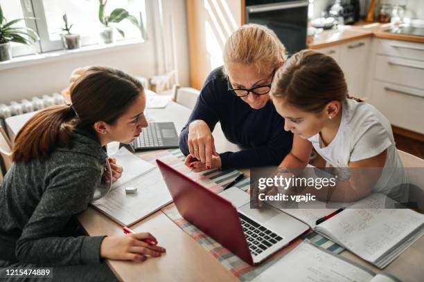 家庭教育 - 母親説明她的女兒完成學校作業在冠狀病毒檢疫期間 - homeschool 個照片及圖片檔