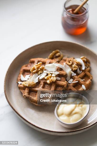 gofres veganos de trigo sarraceno sin azúcar, con nuez sobre fondo de mármol - buckwheat fotografías e imágenes de stock