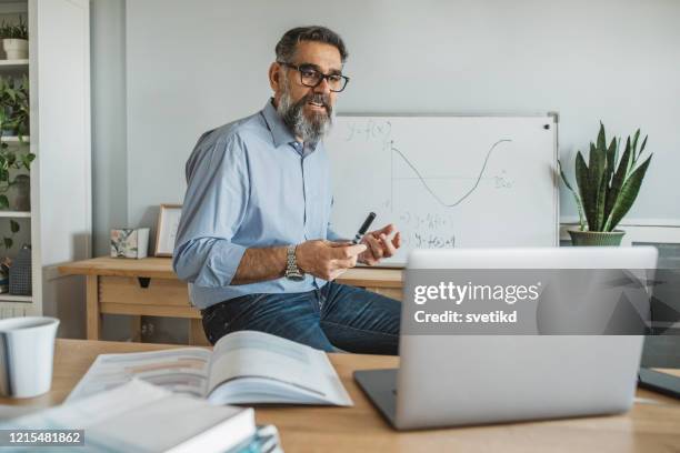 enseñar a los estudiantes durante el período de aislamiento - elearning man fotografías e imágenes de stock