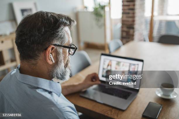 werken tijdens de isolatieperiode - business headphones stockfoto's en -beelden