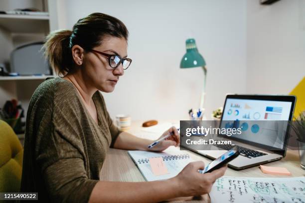 manager working from home and coordinates with employees through the mobile app - female worried mobile imagens e fotografias de stock