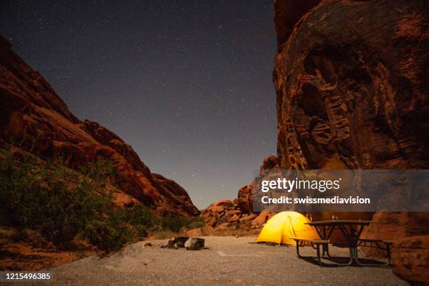 dormindo as estrelas - valley of fire state park - fotografias e filmes do acervo