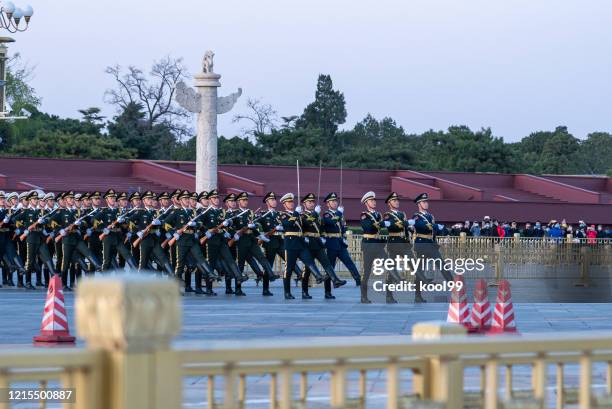 beijing tiananmen national flag guard troops marching - exército popular de libertação da china imagens e fotografias de stock