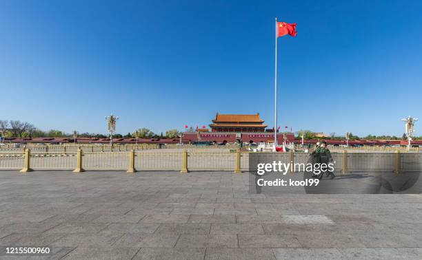 tiananmen, à pékin. le virus covid 19 fait rage, et des policiers armés patrouillant sur la place tiananmen portant des masques n95. - beijing photos et images de collection