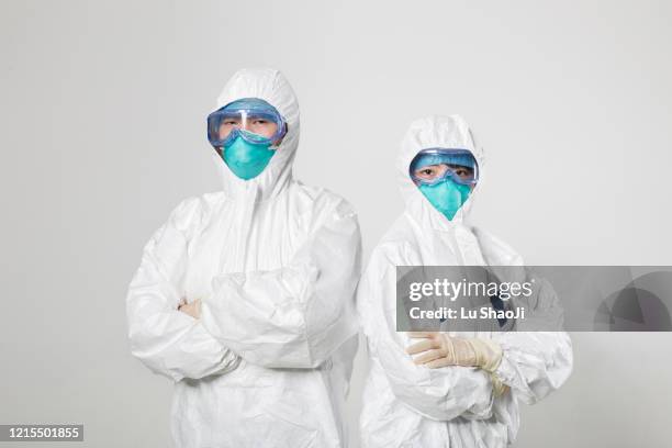 cdc staff standing in front of the white background wall. - 防護服 個照片及圖片檔