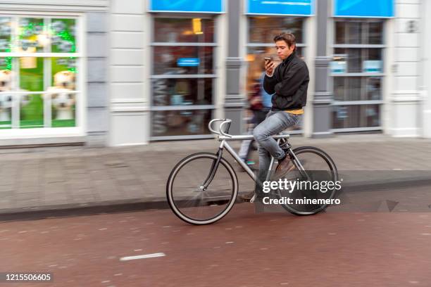 surfen auf dem fahrrad - bike headset stock-fotos und bilder