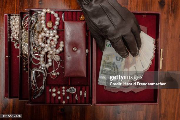 schmuckschatulle wird ausgeraubt - jewelry robbery stock pictures, royalty-free photos & images