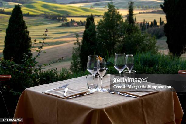 table with a view of the beautiful landscapes of val d'orcia valley in tuscany - fine dining foto e immagini stock