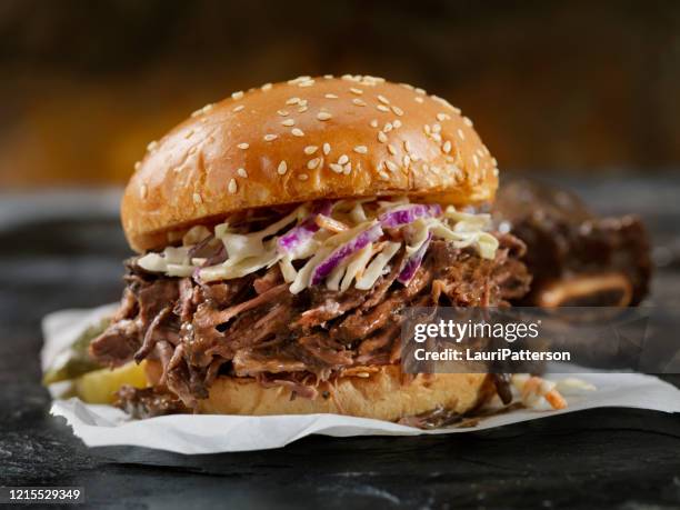 geschmortes rindfleisch short rib sandwich mit coleslaw auf einem brioche bun - american burger stock-fotos und bilder